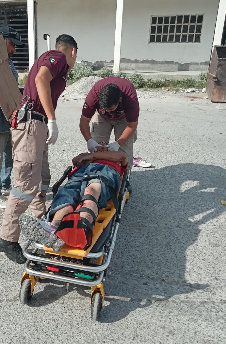 Embiste camioneta a joven motociclista