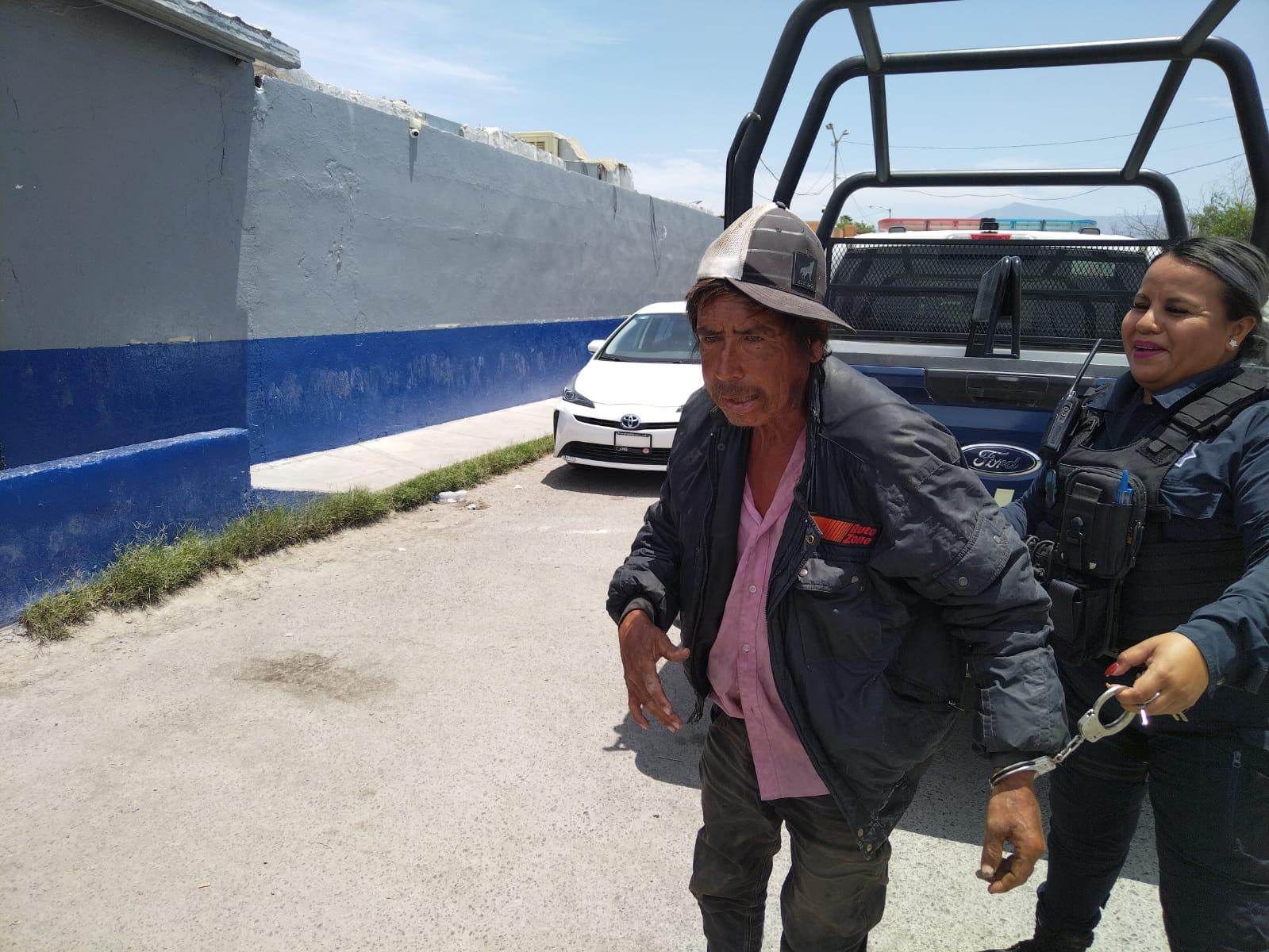 Perdido en el alcohol es llevado a las celdas