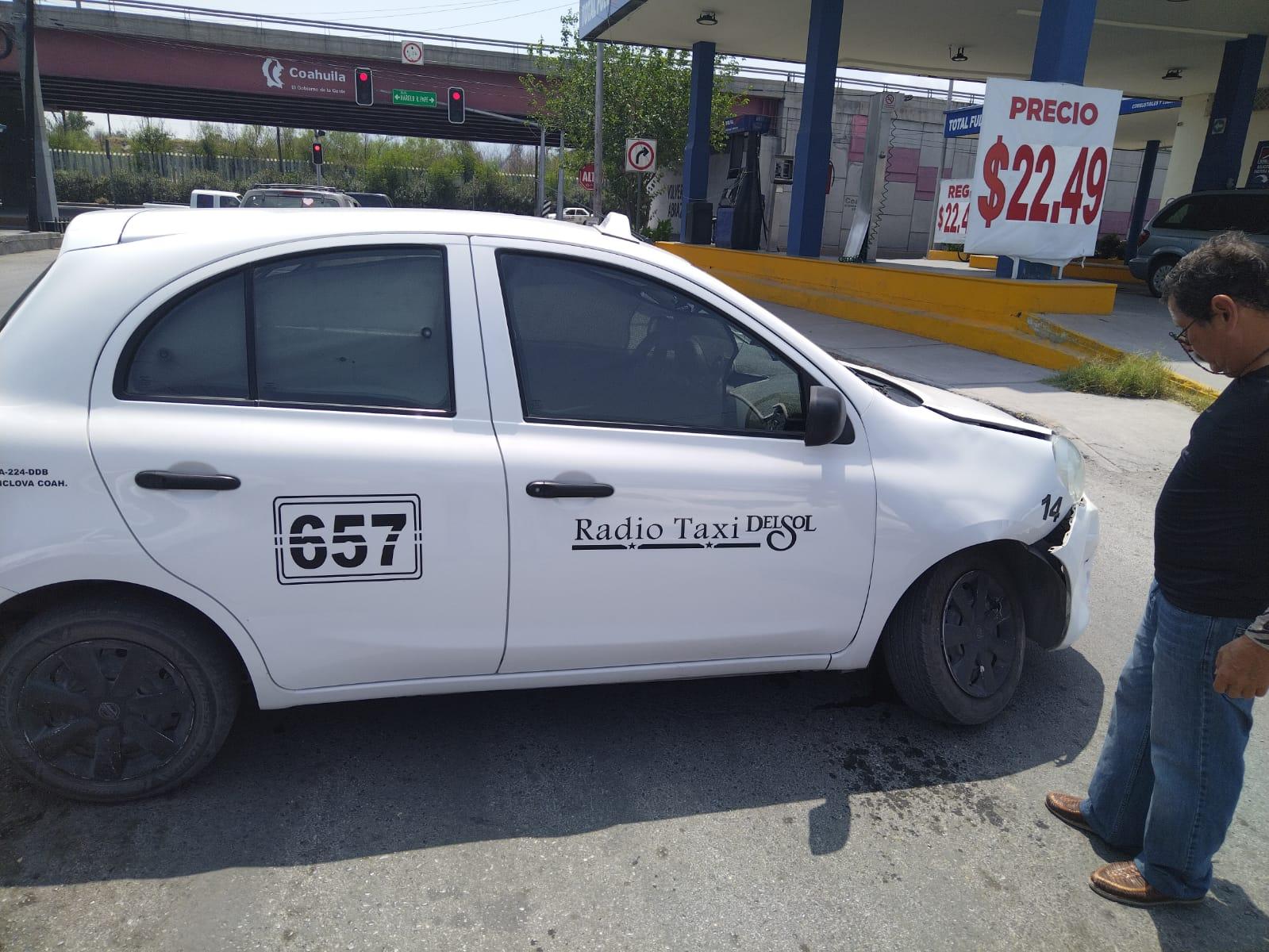 Impacta mujer unidad de taxi