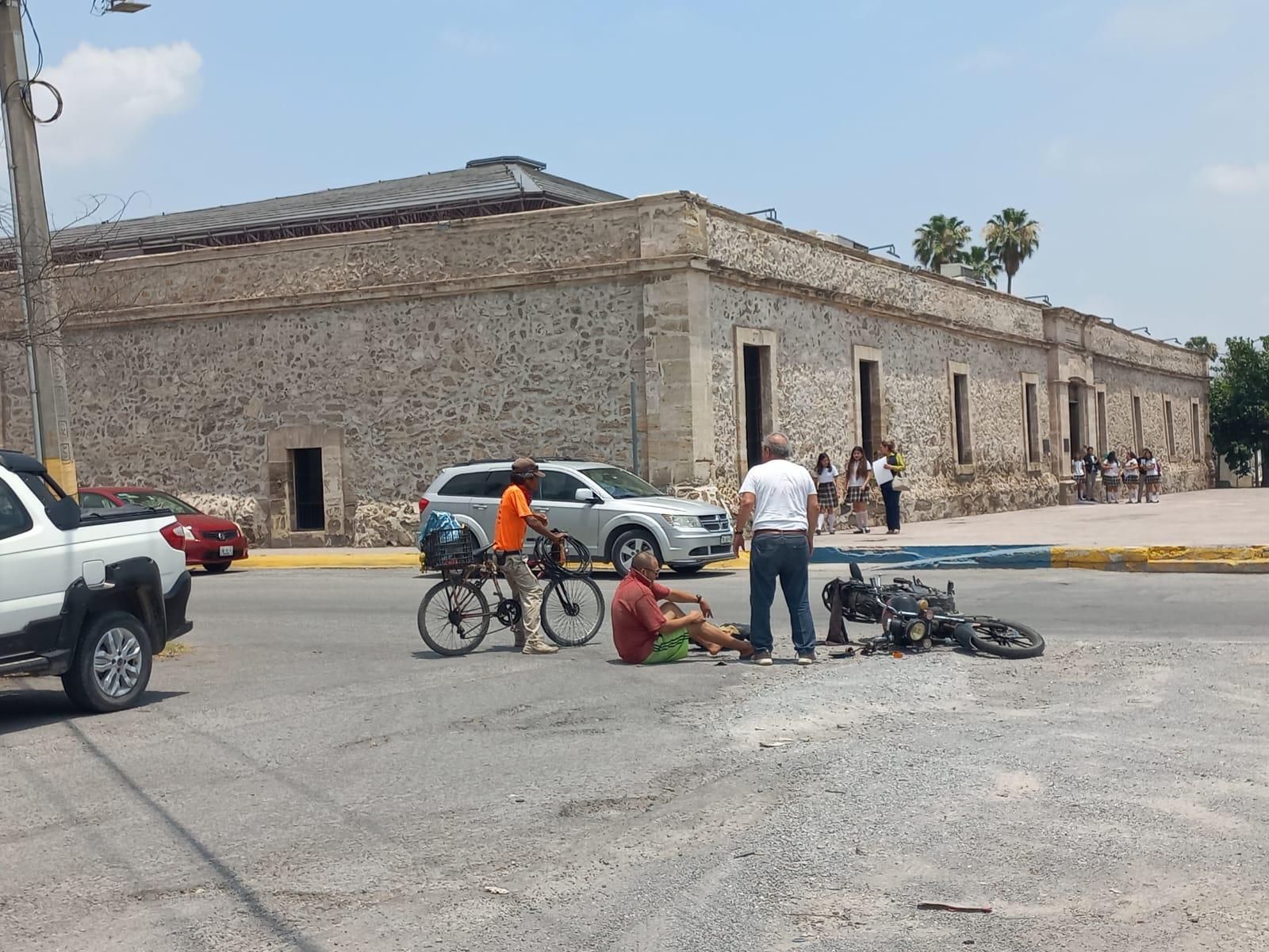 Tumba a motociclista despistado conductor