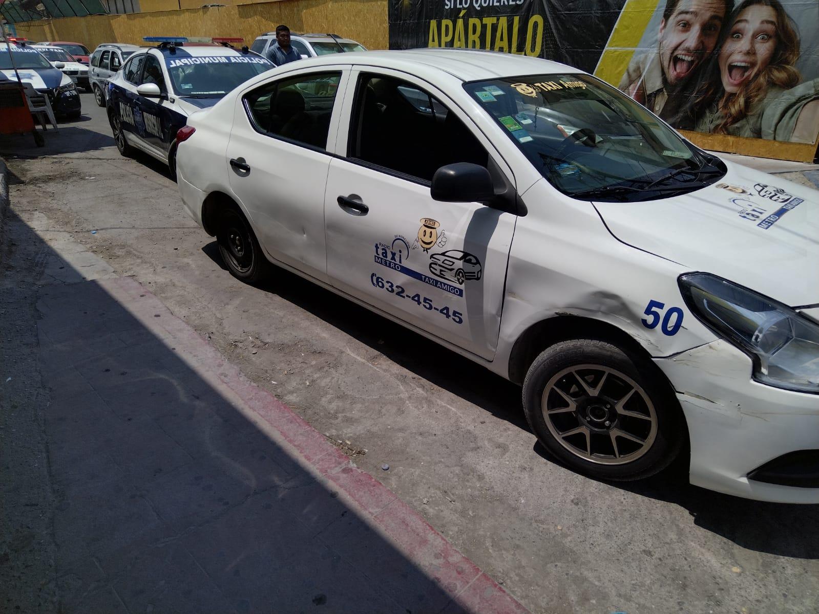 Abre puerta de su carro y causa choque de taxi