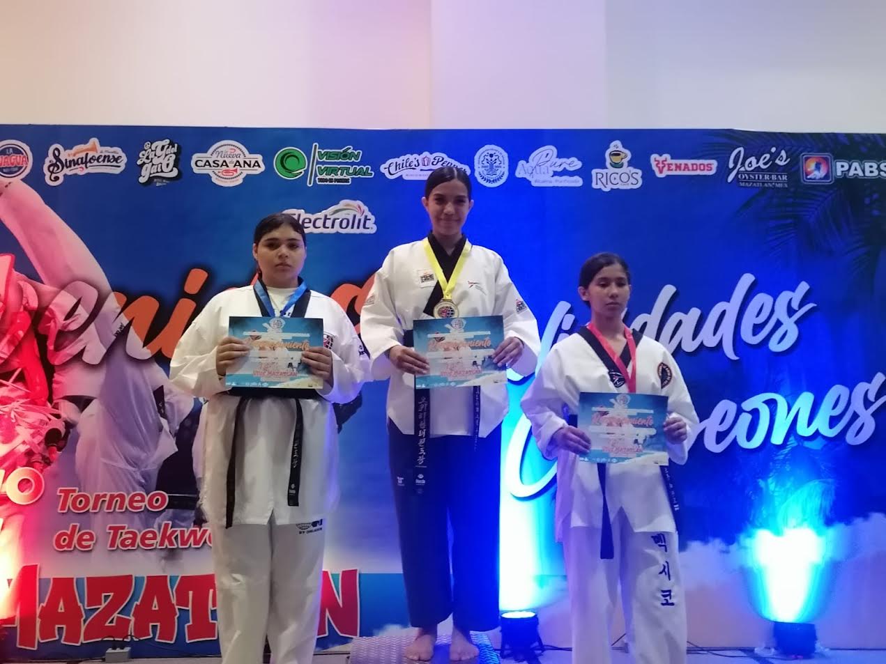 Destacan en Mazatlán taekwondoines de SB