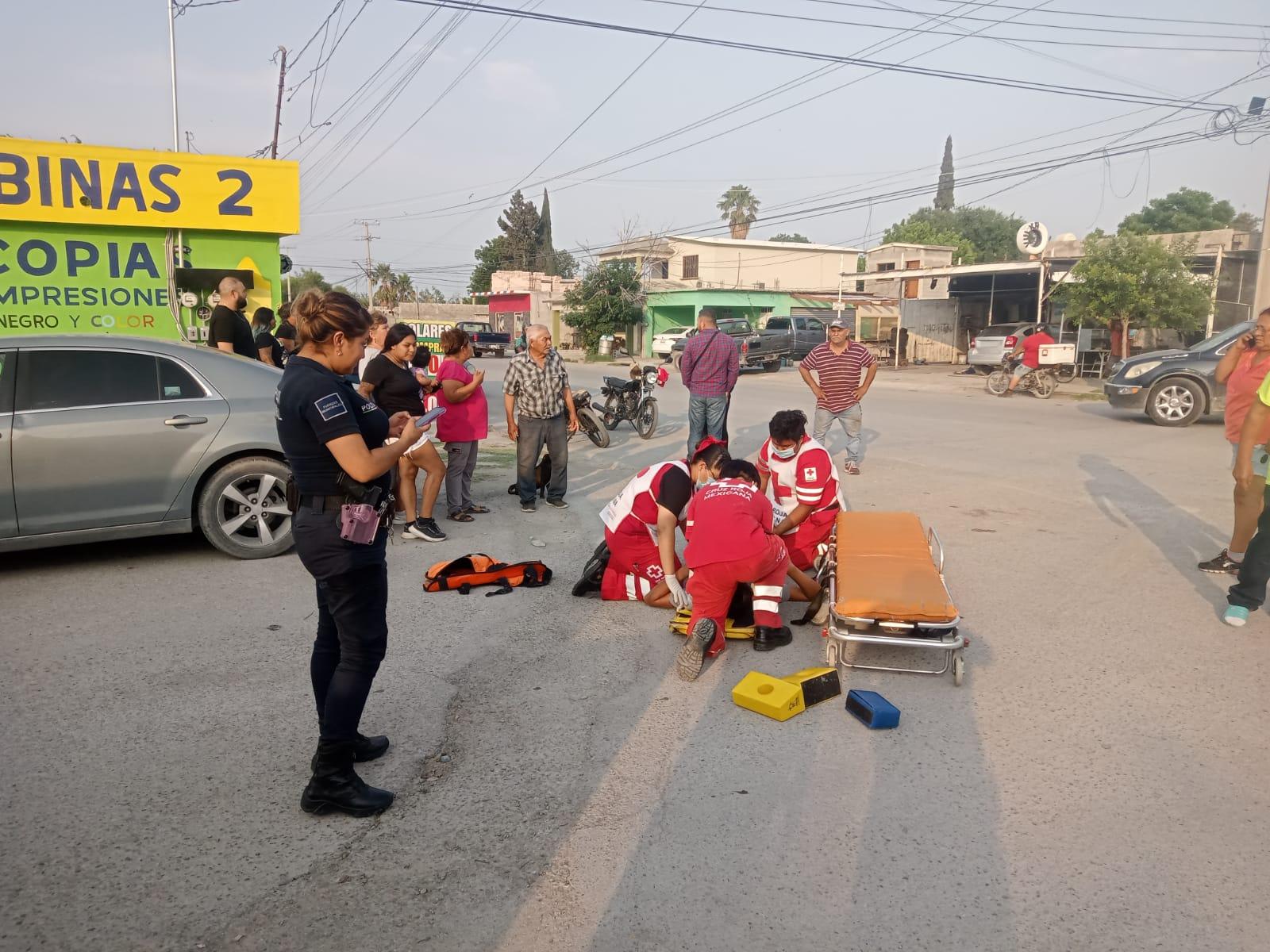 Huye tras arrollar a joven motociclista