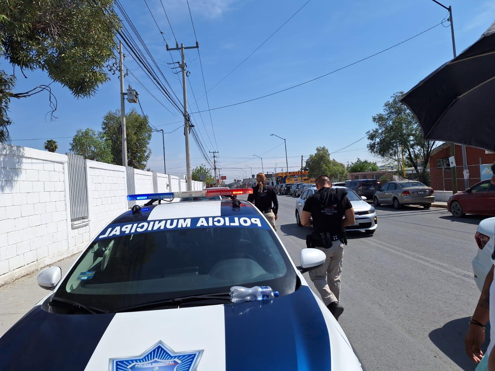 Encierran padres a directora de escuela