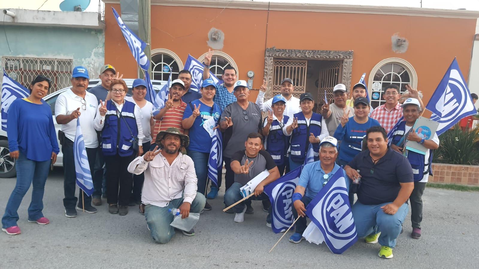 Reciben familias de la Occi al Dr. Pepe Pérez