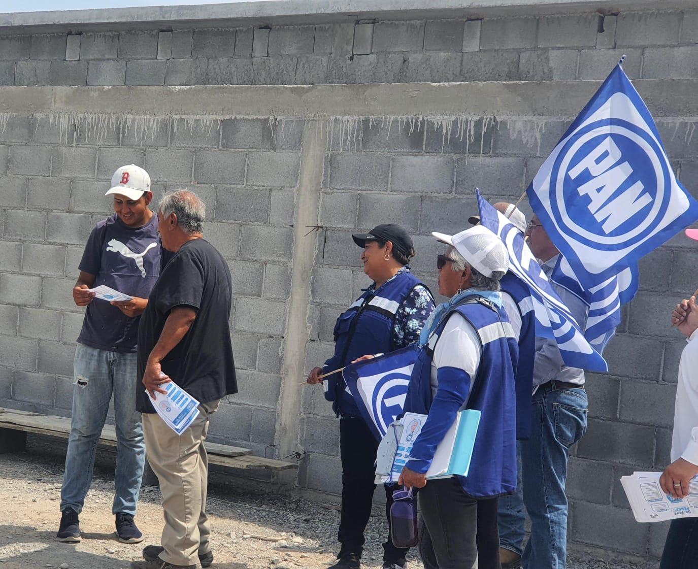 Otorgan vecinos apoyo al panista