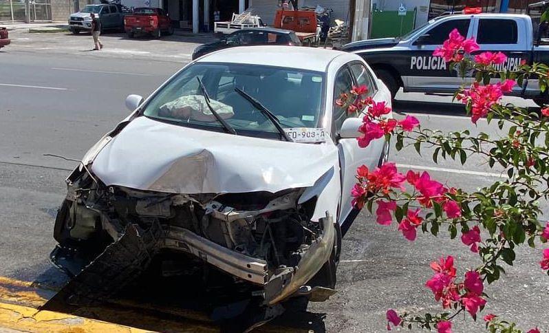 Impacta contra poste y provoca carambola