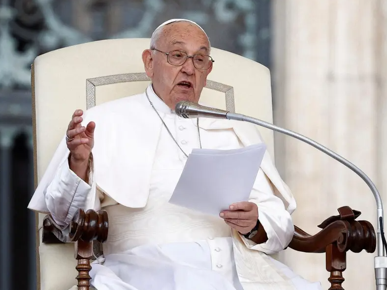 Papa Francisco dice que colegios sacerdotales ya están llenos de mariconería.