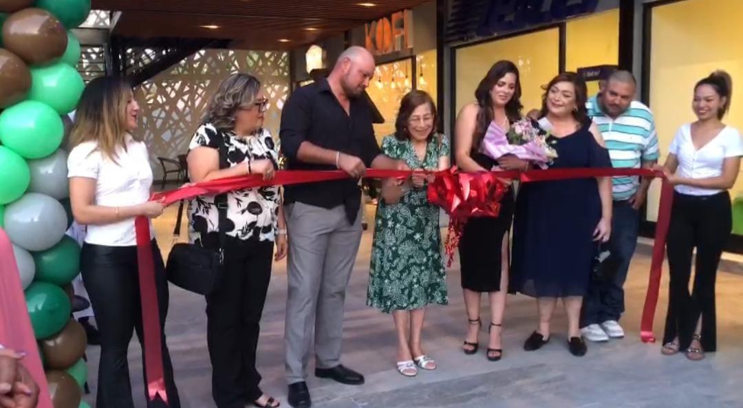 Inauguran en Sabinas  Plaza Comercial Encinos