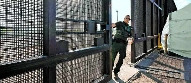 Policía texana dispara balas de goma contra migrantes a través del muro fronterizo