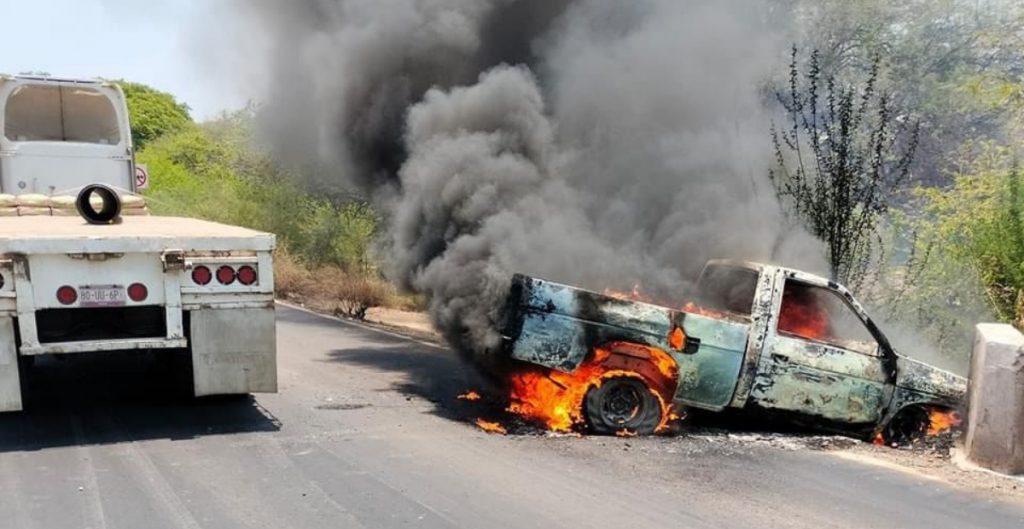 Reportan bloqueos carreteros y vehículos incendiados en Michoacán por operativo contra Los Blancos de Troya