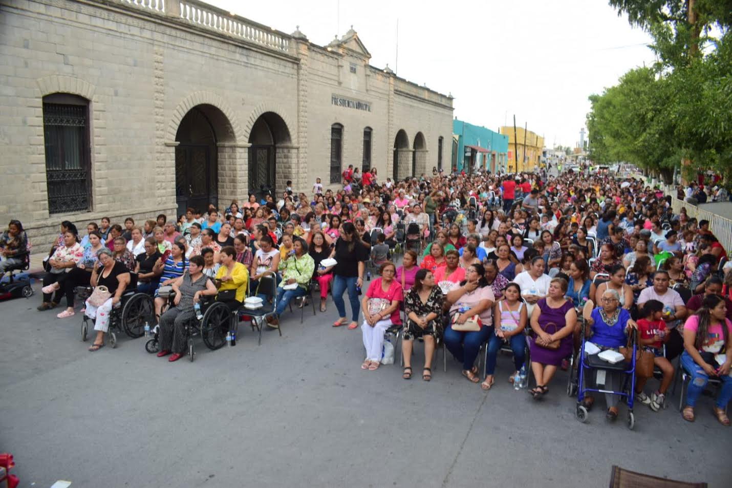 Honra San Buena a mamás en su día