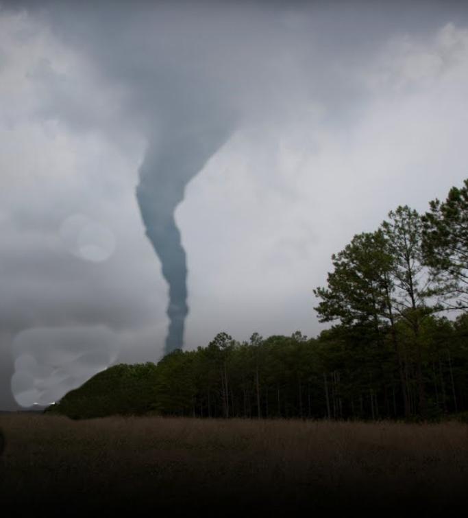 Reportan tornado al norte de Coahuila; tira postes y afecta la luz en algunas zonas