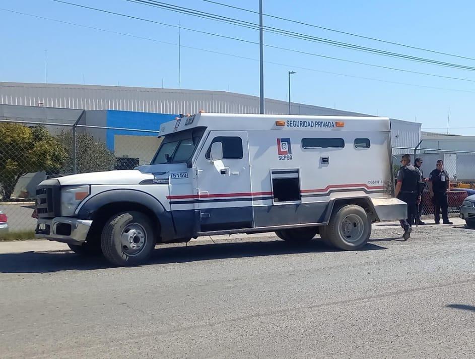 Por poco y se incendia camión de valores