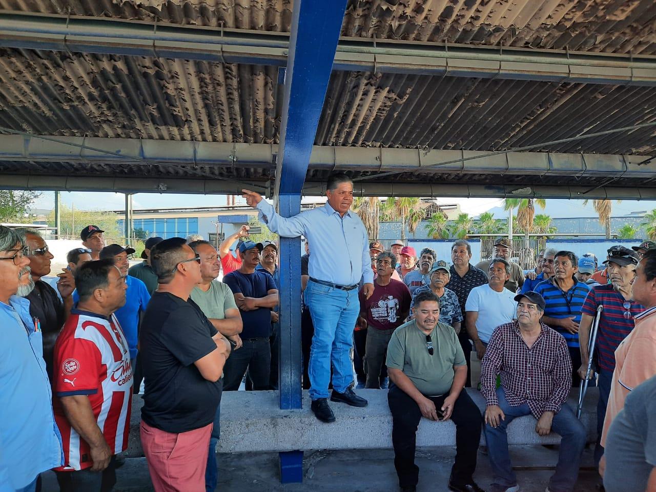 Convocan a obreros a reunión con John Abbot
