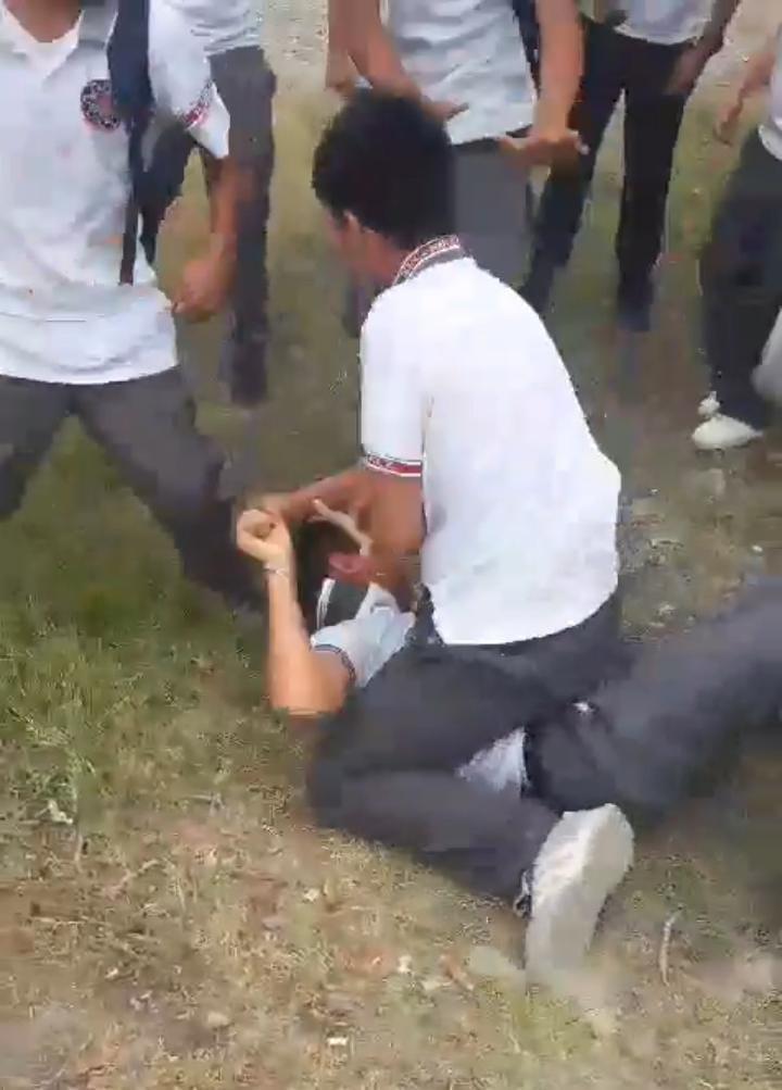 Graban a alumnos en violenta pelea