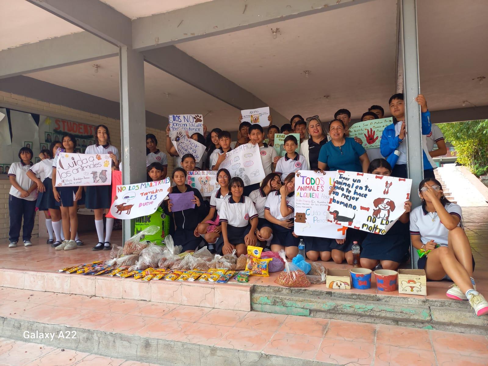 Estudiantes de a 29 salen a alimentar perros