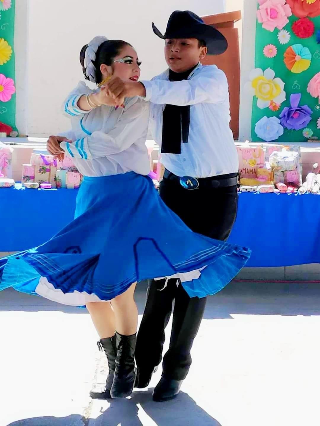 Con danza folklórica celebran a las mamás