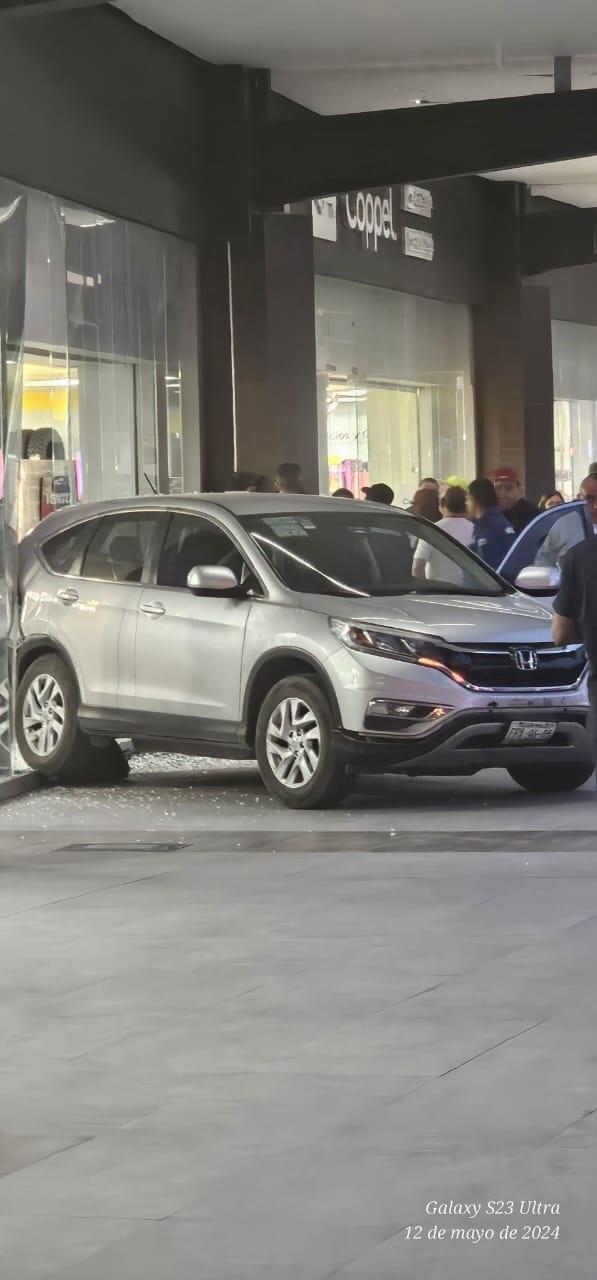 Aterroriza en Mall menor al volante