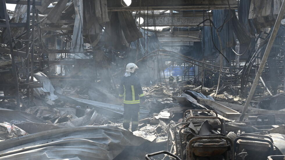 Sube a 16 los muertos en bombardeo ruso a un hipermercado en el noreste de Ucrania