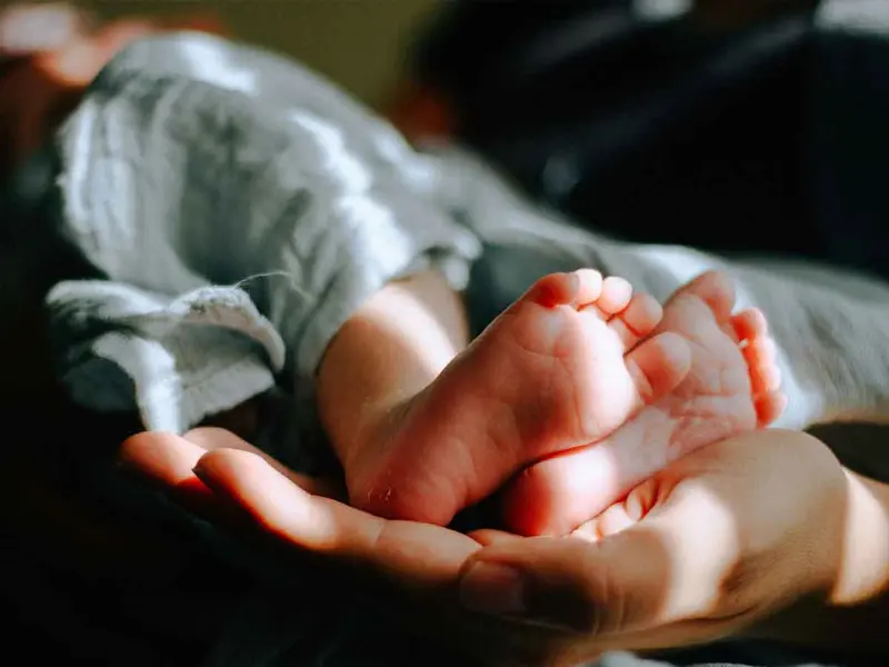 Conmueve foto que muestra a un papá conociendo a su bebé recién nacida justo antes de morir
