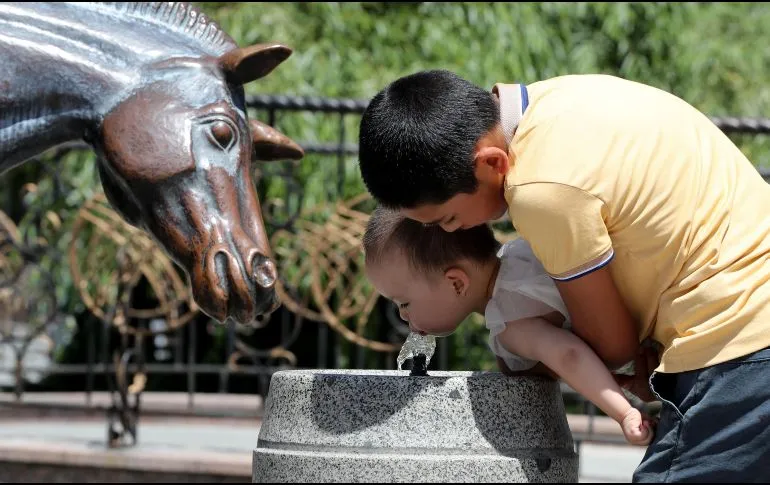 Por qué no deberías darles «suero» a los niños para el calor