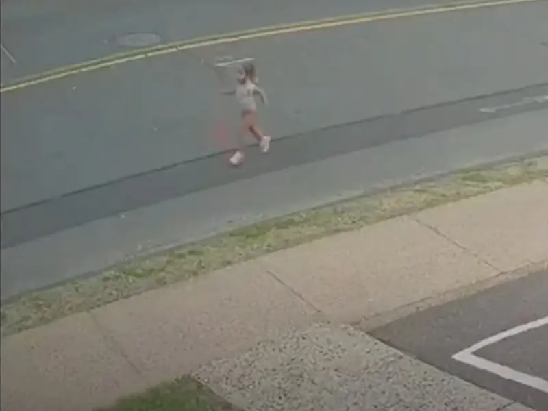 Peluqueros salvan a una niña que corría en la calle hacia el tráfico
