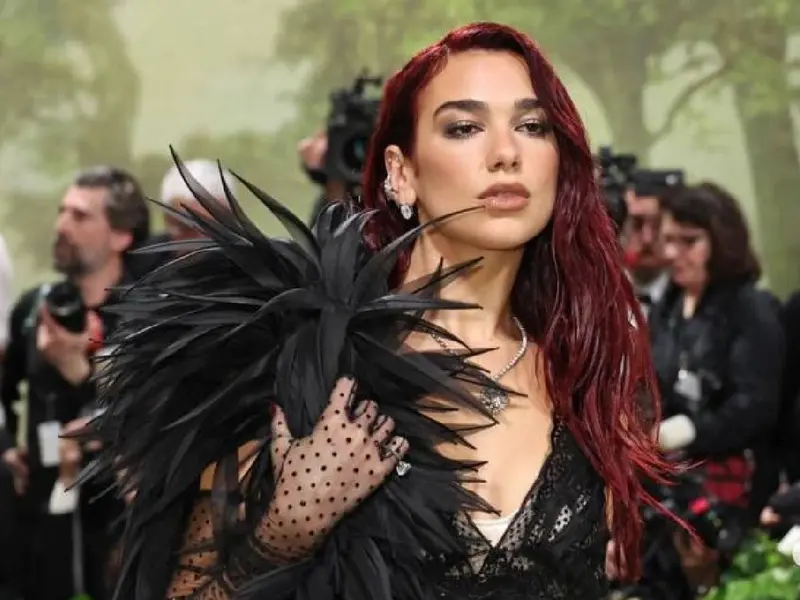 Dua Lipa denuncia el genocidio en Gaza; «Quemar niños nunca puede justificarse”