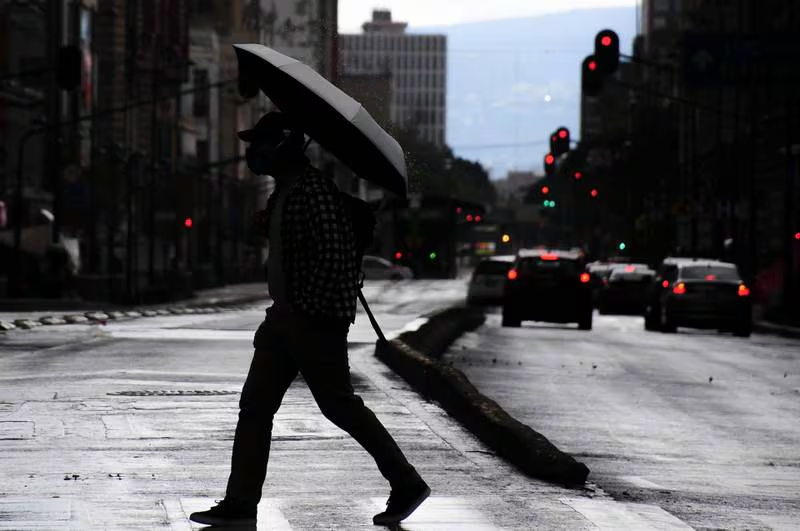 Clima ‘bipolar’ en México: ¿Qué estados esperan lluvias intensas, calor de 45 grados y torbellinos este jueves?