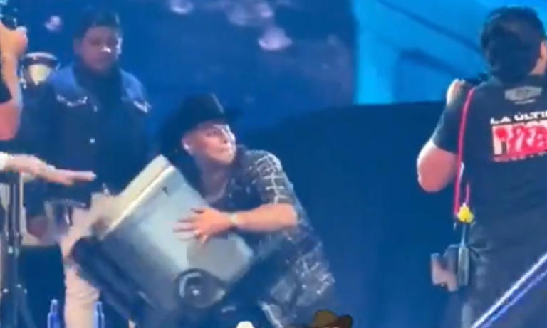 VIDEO. Eduin Caz le lanza una hielera a su cuñado durante un concierto y causa indignación