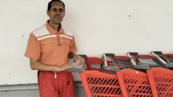 Por falta de trabajo, actor de «XHDRBZ ahora se dedica a acomodar carritos del súper