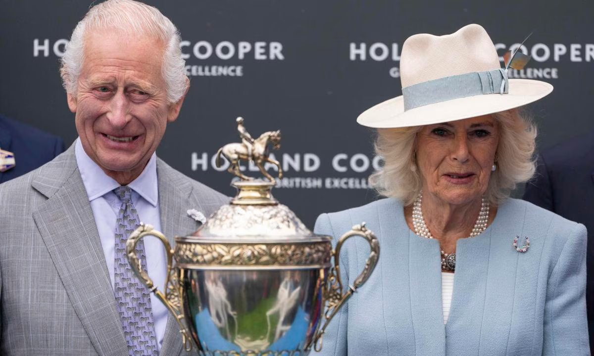 SONRIENTE, EL REY CARLOS III REAPARECE EN PÚBLICO JUNTO A LA REINA CAMILLA EN LAS CARRERAS