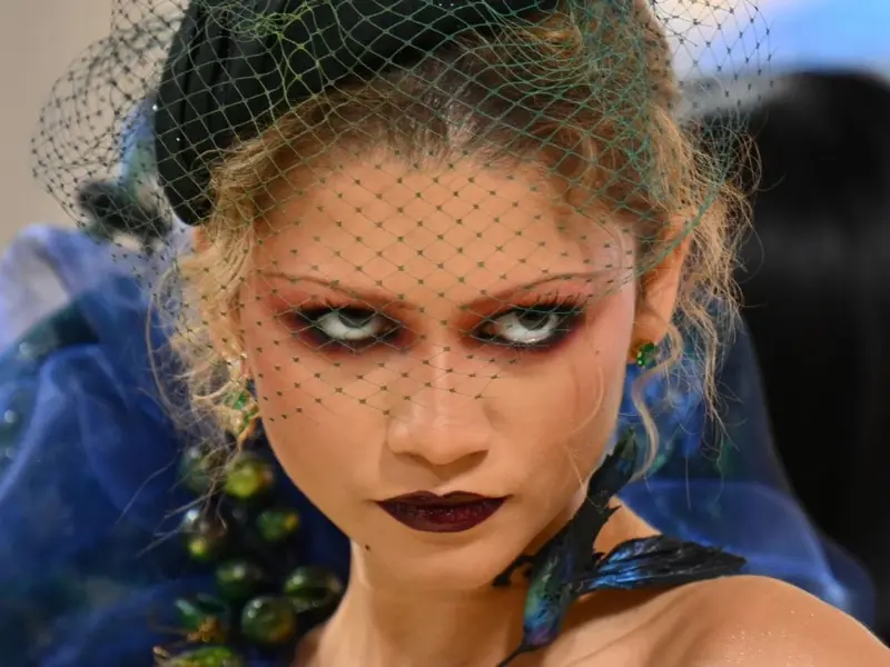 Zendaya impresiona en la Met Gala 2024 al vestir con un toque retro