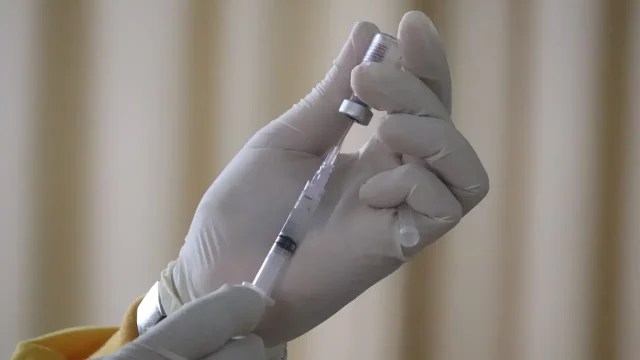 Desarrollan nueva vacuna contra covid; eficaz incluso para próximos coronavirus
