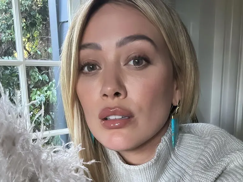 Hilary Duff anuncia el nacimiento de su cuarto hijo su tercera bebé con Mathew Koma