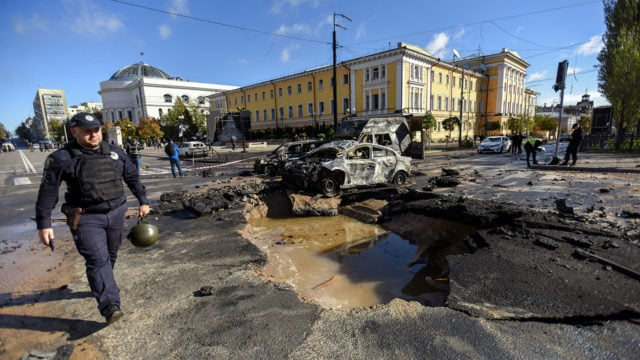 Autoridades ucranianas evacúan 1,700 civiles en Járkov, donde Rusia lanza nueva ofensiva