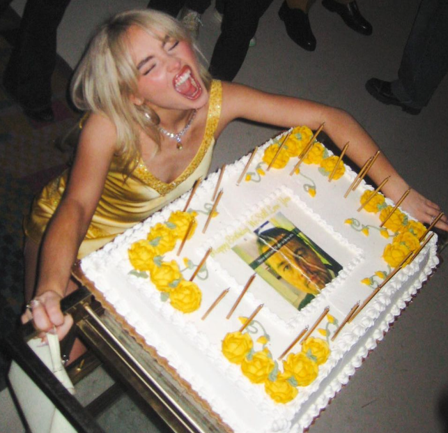 Sabrina Carpenter celebra cumpleaños con pastel y meme de Leonardo DiCaprio
