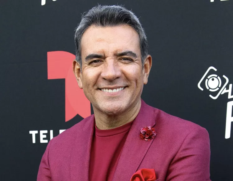 Héctor Sandarti regresa a la televisión hispana con Univision tras La casa de los famosos