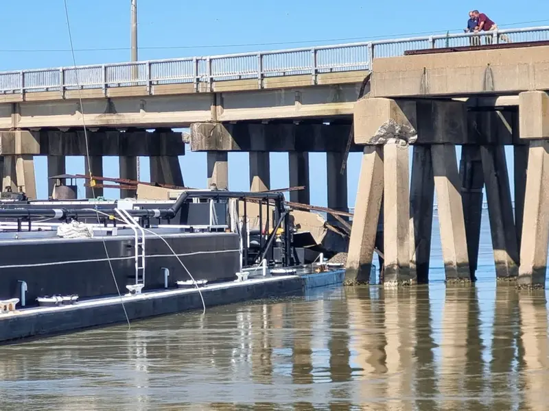 Barcaza choca contra puente en Galveston, Texas; deja daños y provoca derrame de petróleo