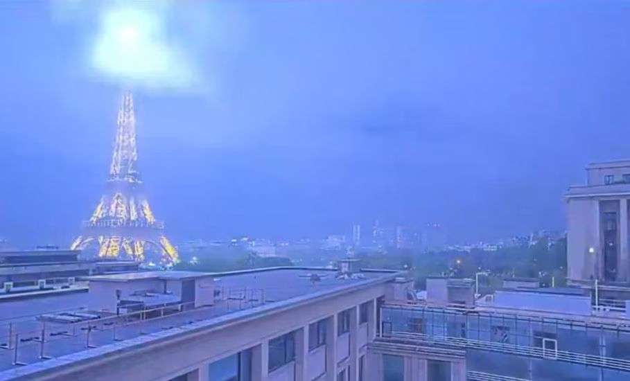 VIDEO: ¡Impresionante! Rayo cae sobre la torre Eiffel; lluvias dejan un muerto en Francia