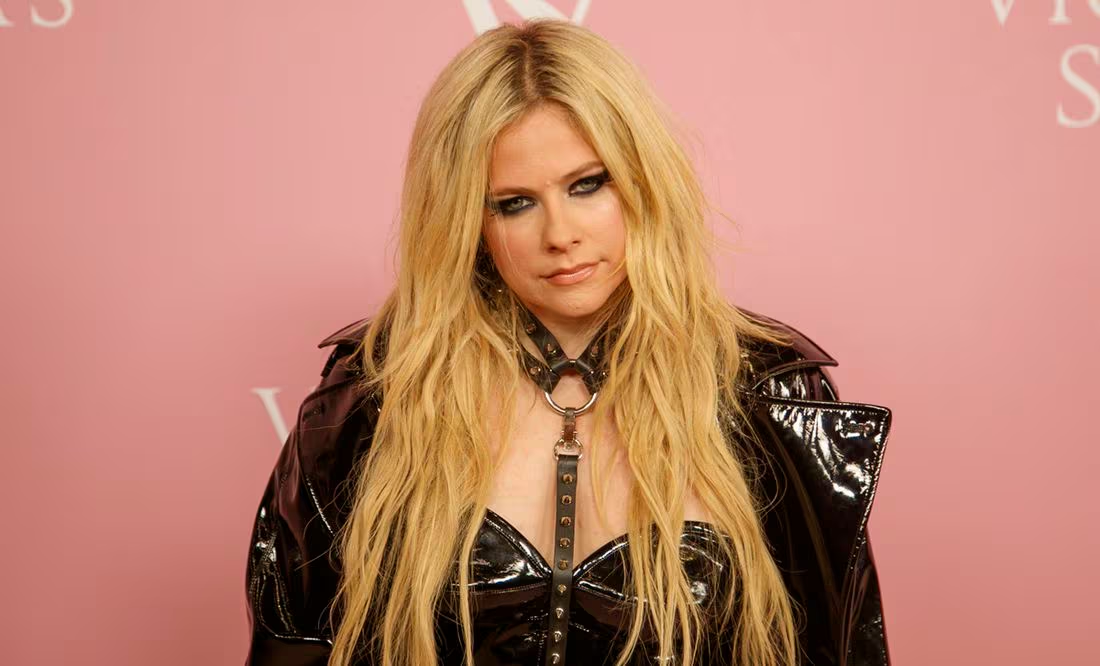 “Es divertido”. Avril Lavigne habla sobre la conspiración de que falleció y fue reemplazada por una doble