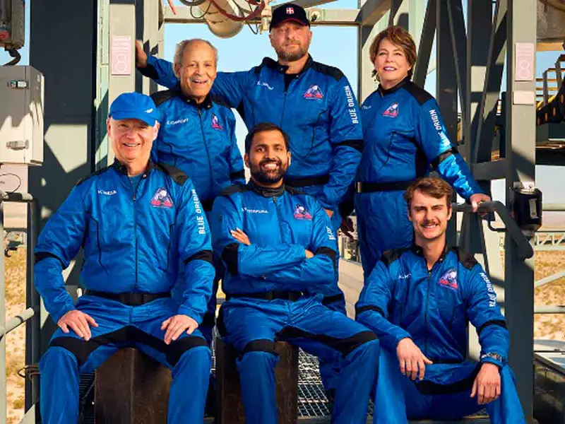 Blue Origin lleva pasajeros al espacio, incluido el astronauta más viejo