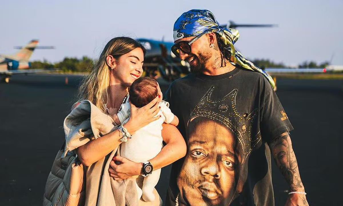 DESDE LA SALA DEL PEDIATRA, MALUMA MUESTRA SU LADO MÁS PROTECTOR Y PATERNAL CON SU HIJA, PARIS