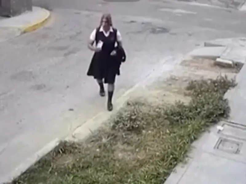 Hombre se disfraza de colegiala para acosar estudiantes; lo desenmascaran