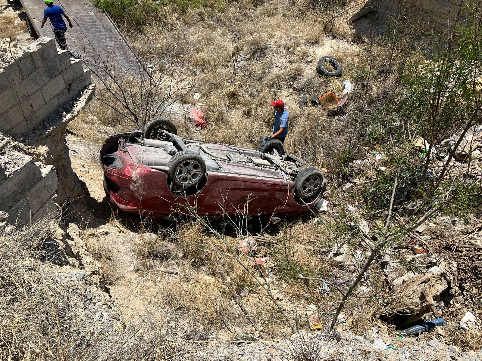 Entra en pánico y cae a barranco de 5 metros