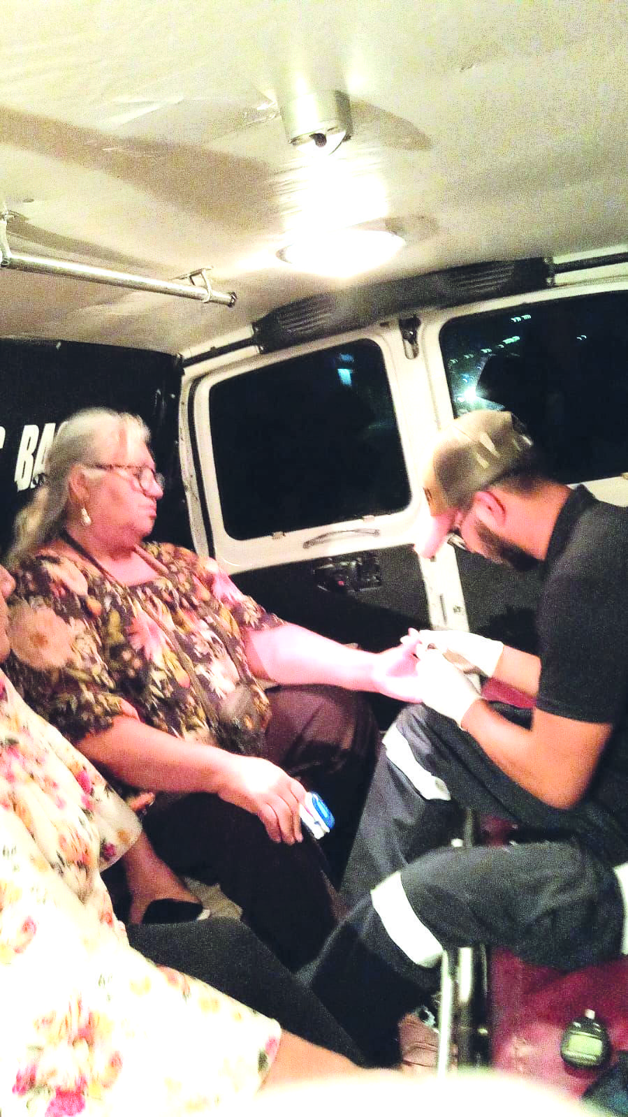Intenta abuela meter paz y fue derribada en pleito