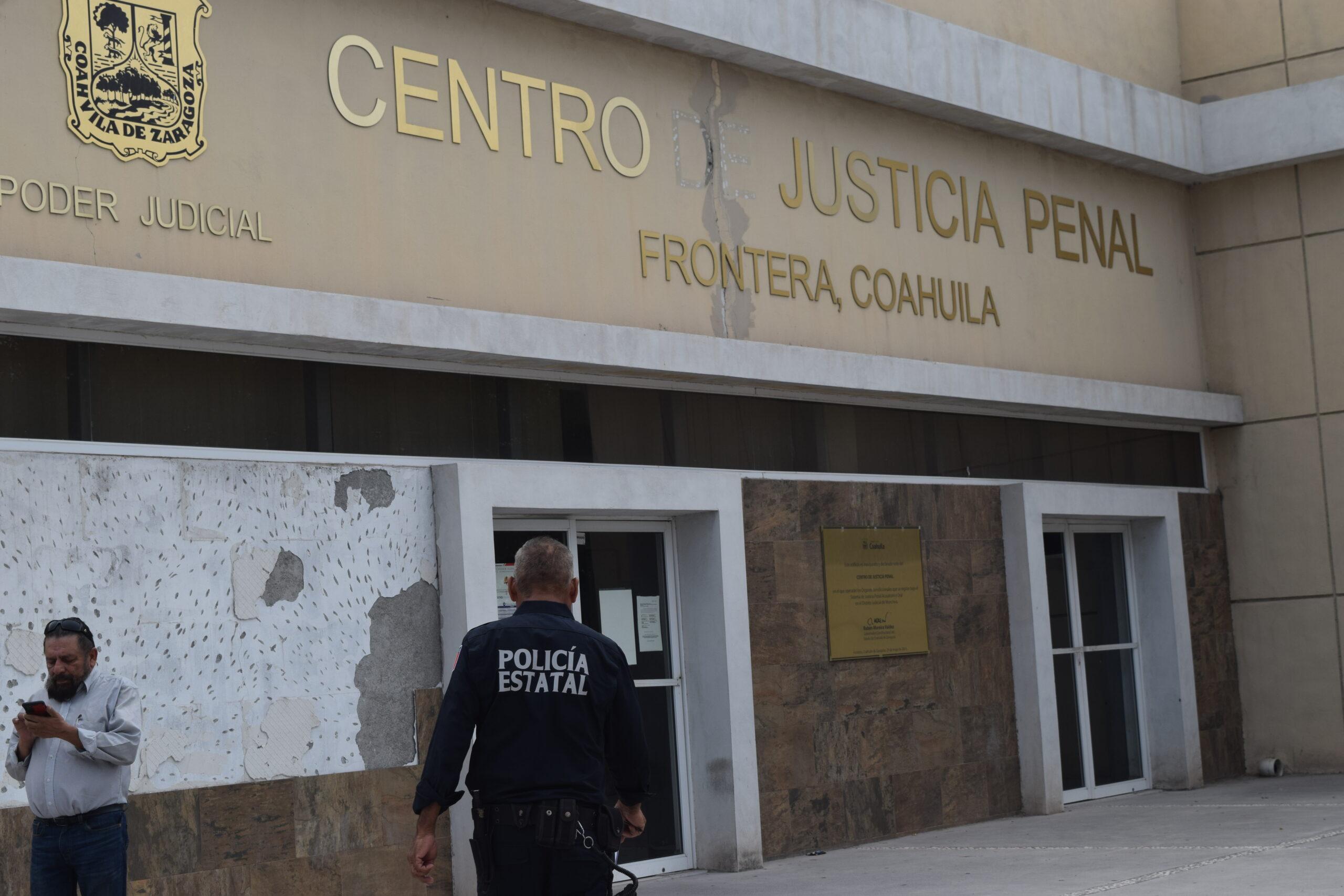 Se queda encerrado arquitecto estafador