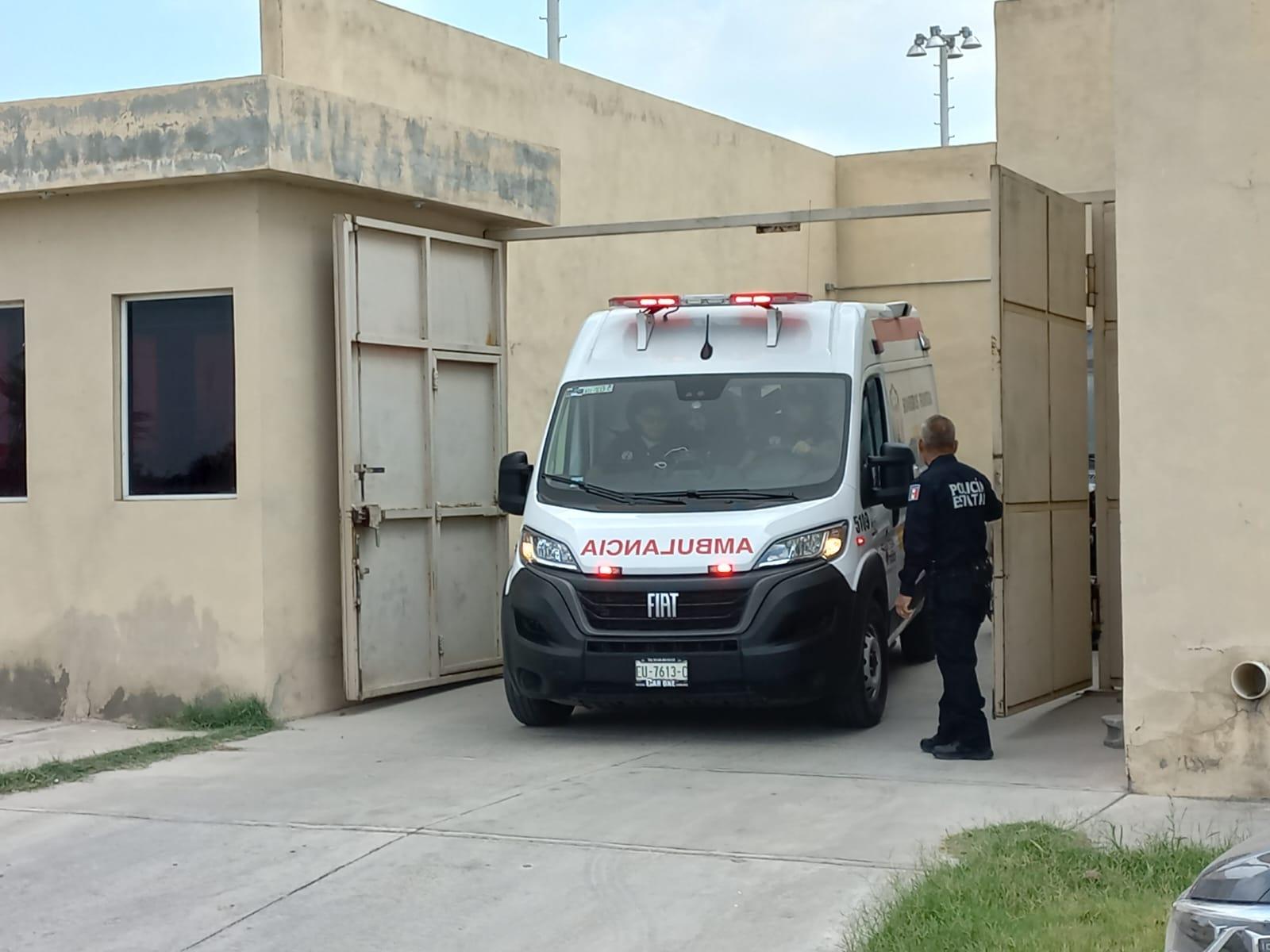 Se desmaya detenido sufre golpe de calor