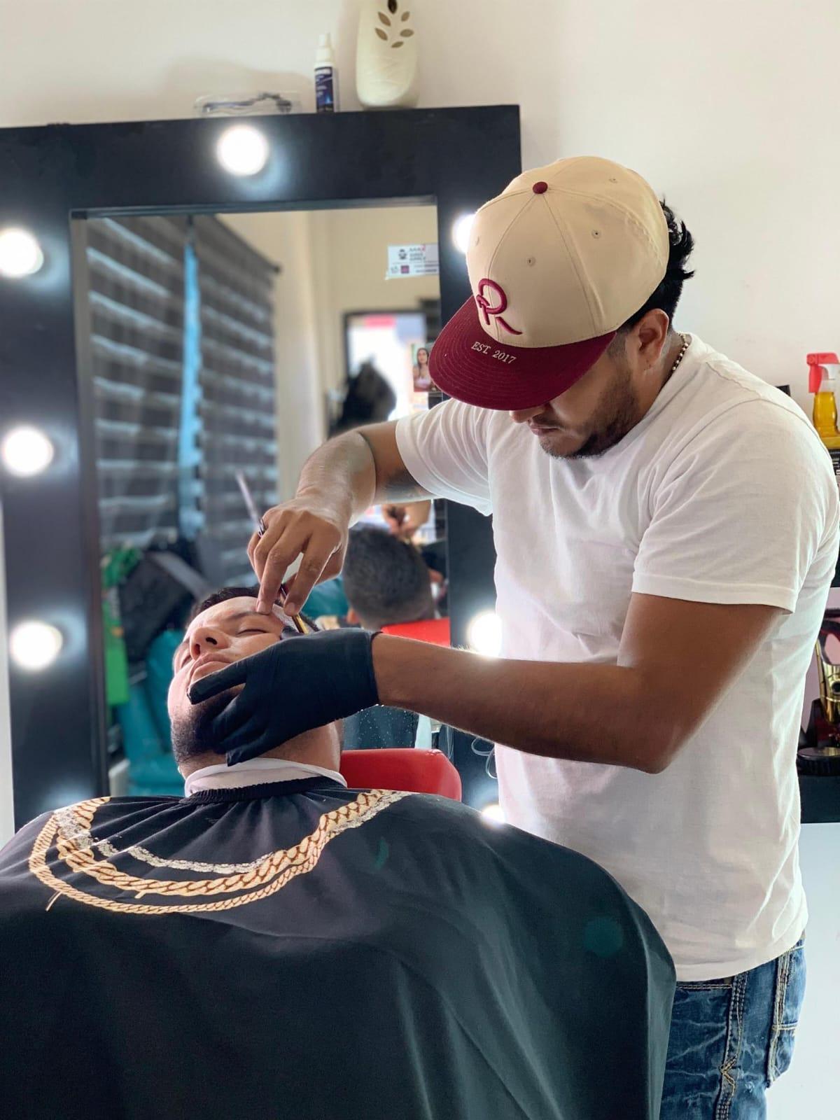 Ofrece “barber” apoyo a estudiantes vulnerables