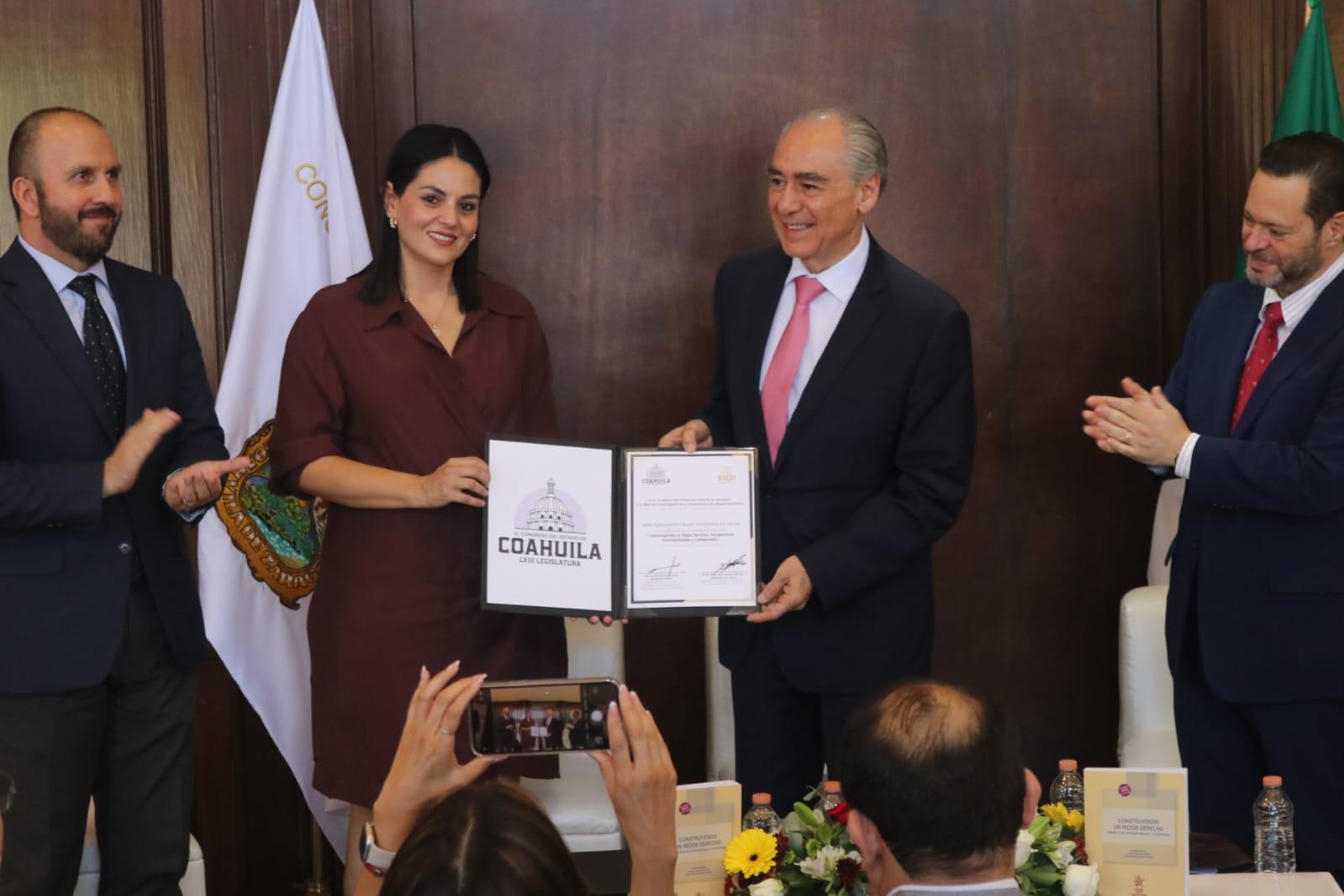 Presentan el libro “Construyendo un Mejor Derecho”